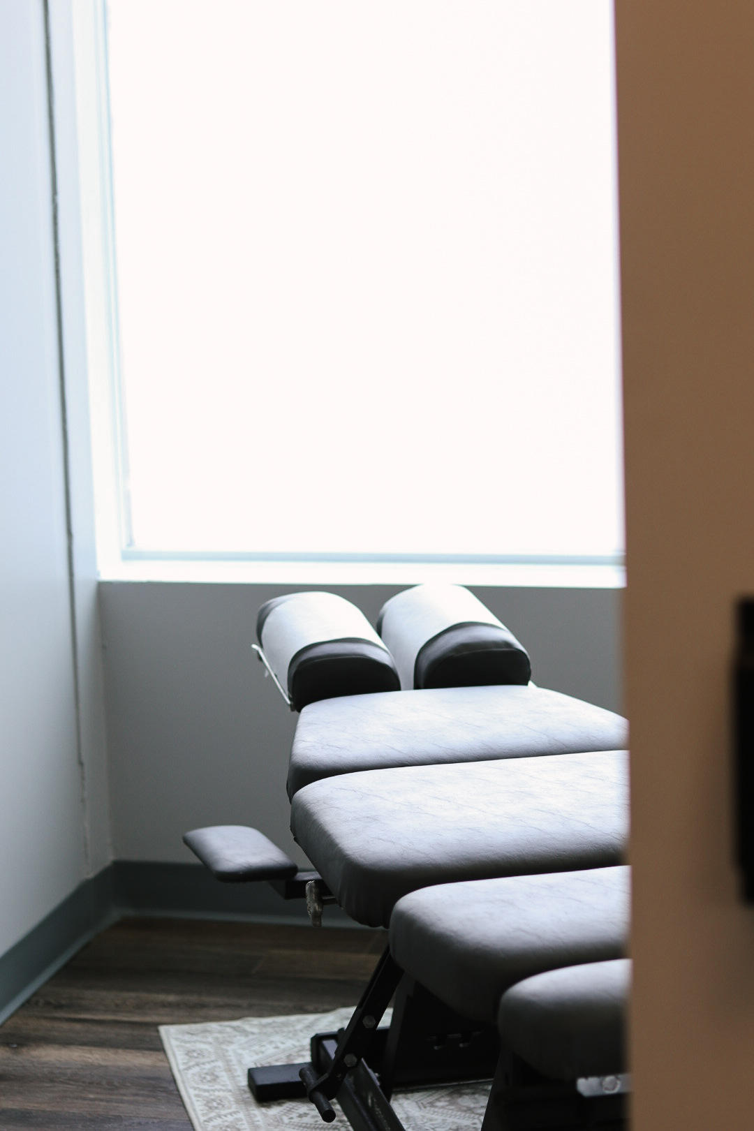 A photo of a chiropractic table